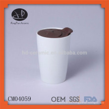 Taza cerámica de cerámica blanca con tapa de plástico
